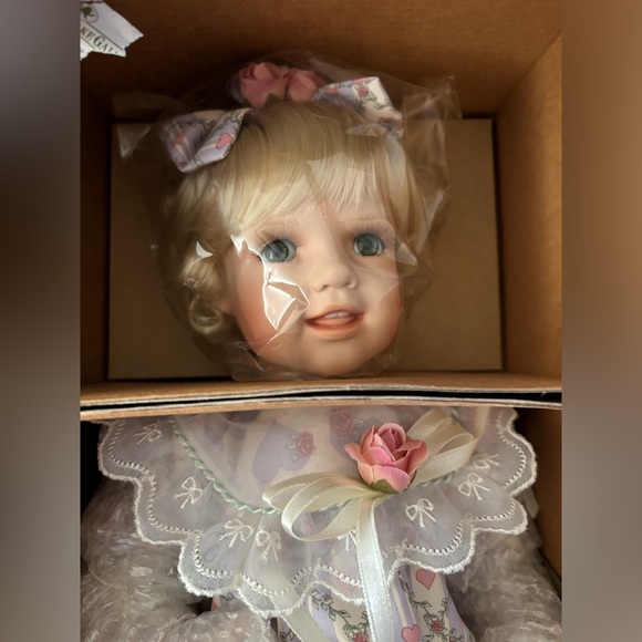Ashton-Drake Georgetown
Collection Porcelain Doll - Ellie by
Jane Zidjunas - Picture 4 of 12